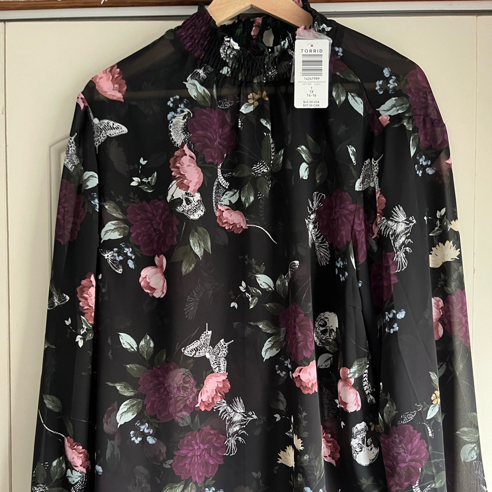 Chiffon Smocked Mock Neck Blosue